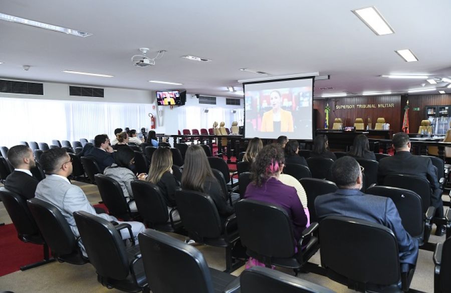 Superior Tribunal Militar recebe estudantes de faculdade mineira