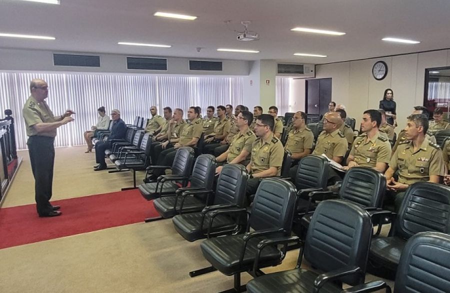 Alunos da ECEME visitam o Superior Tribunal Militar