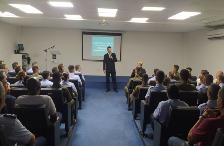 Juiz  aborda a incompatibilidade entre drogas ilícitas e valores militares em palestra