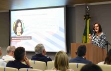 Ministra Maria Elizabeth realiza palestra sobre a integração da mulher nas Forças Armadas