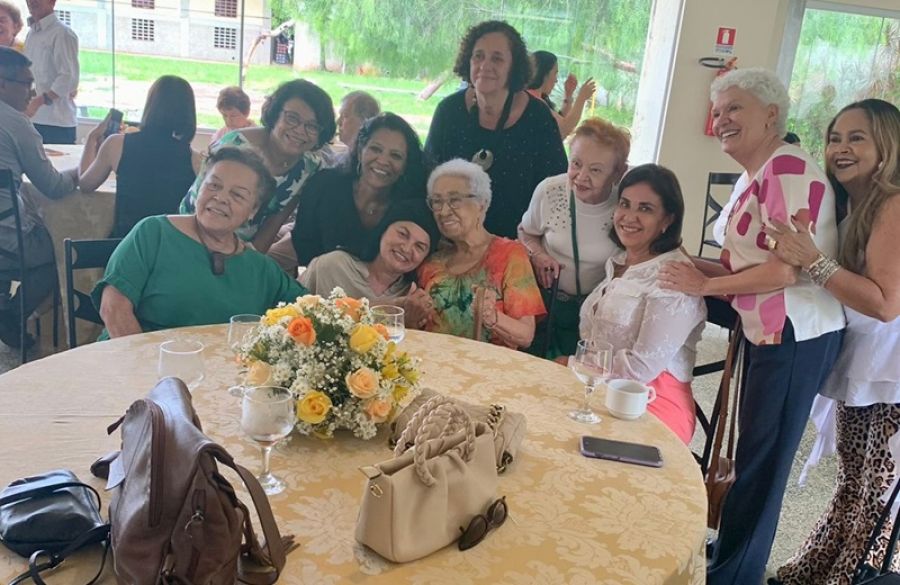 Dona Ereni Azevedo completa 90 anos, ao lado de servidores aposentados