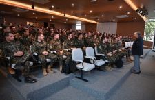 Oficiais alunos da Escola de Aperfeiçoamento de Oficiais do Exército fazem visita ao STM