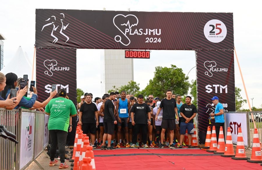 Cerca de 2 mil pessoas comparecem à 1ª Corrida de Rua do Plas/JMU, na Esplanada