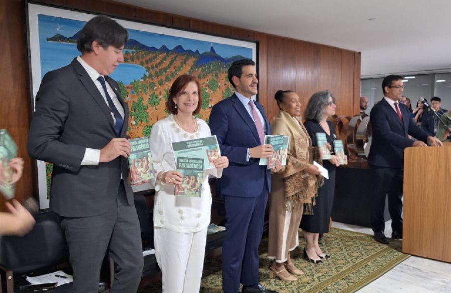 Presidente do STM é homenageada durante lançamento de novo layout da Revista Jurídica da Presidência