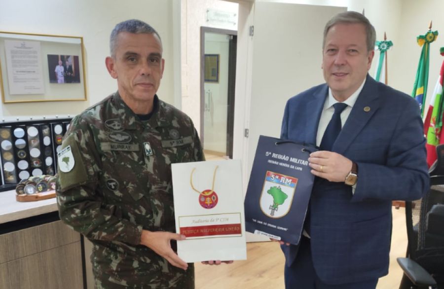 Visita Estratégica Reforça Colaboração entre Exército e Justiça Militar em Curitiba
