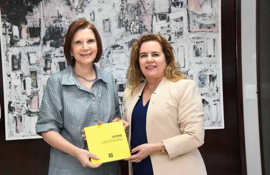 Ministra-presidente do STM recebe reitora da UFMG e é homenageada em publicação comemorativa