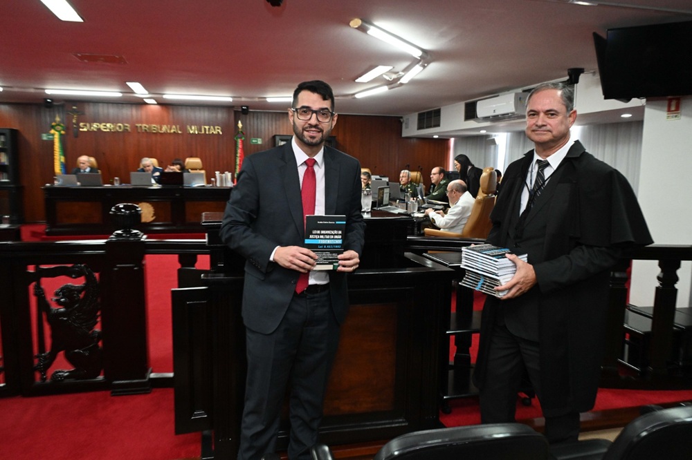 Servidor da Justiça Militar lança obra sobre organização da JMU em sessão no STM