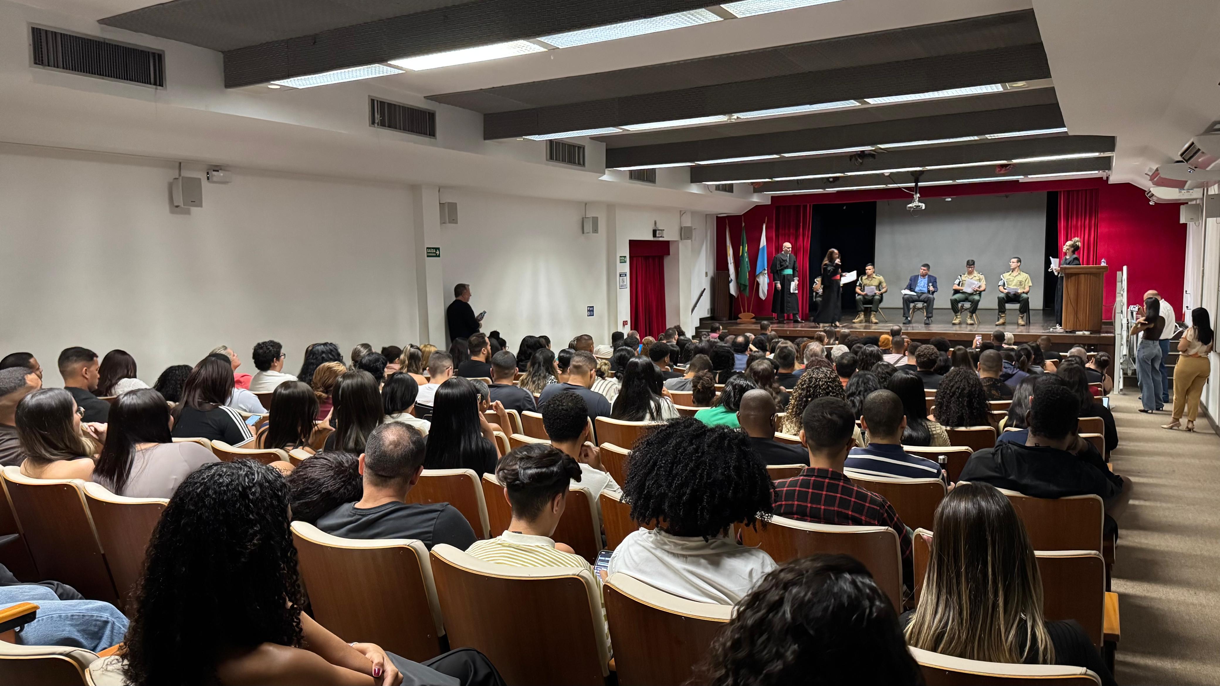 Estudantes participam de júri simulado conduzido por magistrado da JMU