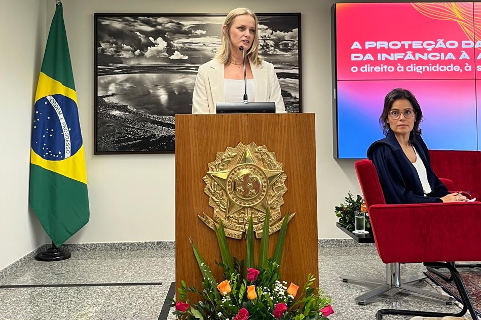 Verônica Sterman destaca dignidade, saúde e educação de meninas durante evento no STJ
