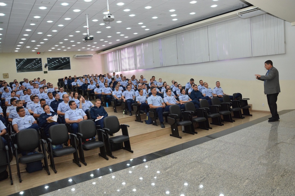 Magistrado da JMU apresenta aspectos do Direito Militar a oficiais-alunos da FAB