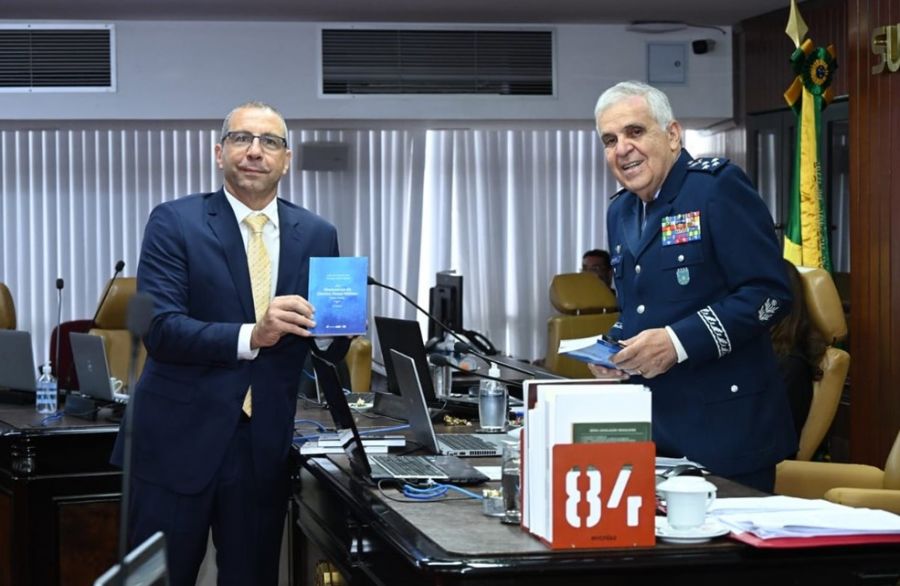 Ministros do STM recebem novas obras de Direito Militar