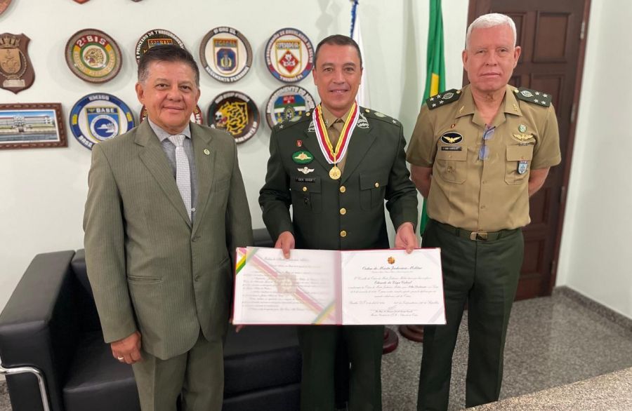 Comandante da 23ª Brigada de Infantaria de Selva é condecorado em Belém (PA) com a OMJM