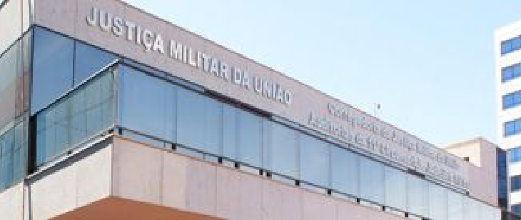 Fachada da 11ª Circunscrição Judiciária Militar, responsável pelo DF, GO e TO. Prédio moderno com revestimento claro e sacada com vidro espelhado. O letreiro "Justiça Militar da União" está visível no topo.